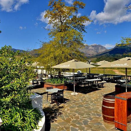 Hotel The Coach House At Val Du Charron Wellington Exterior foto